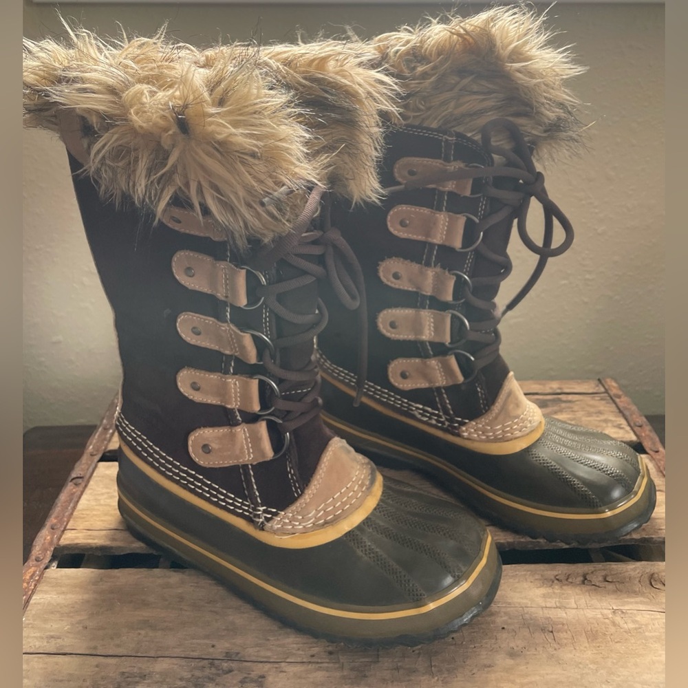 Sorel Joan of Artic Women’s Waterproof Insulated Snow Boots
Size 6